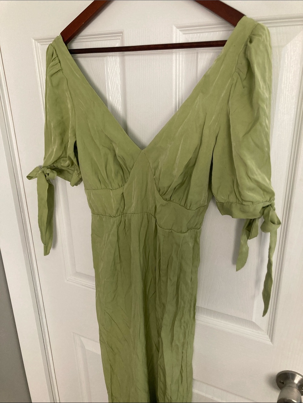 Green Midi Dress with V-Neck and Tie Sleeves